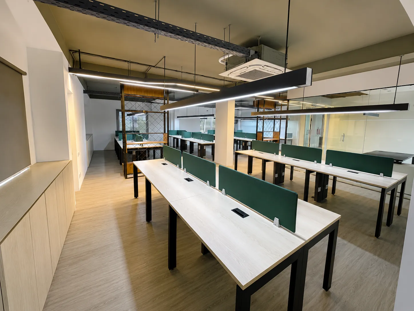 Cargo-patterned structural workspace dividers
